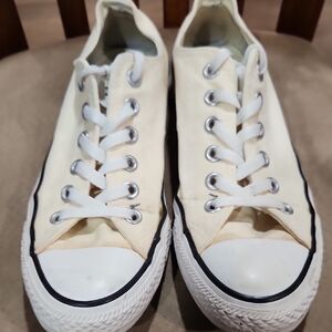 Light Yellow/Cream Converse All Stars